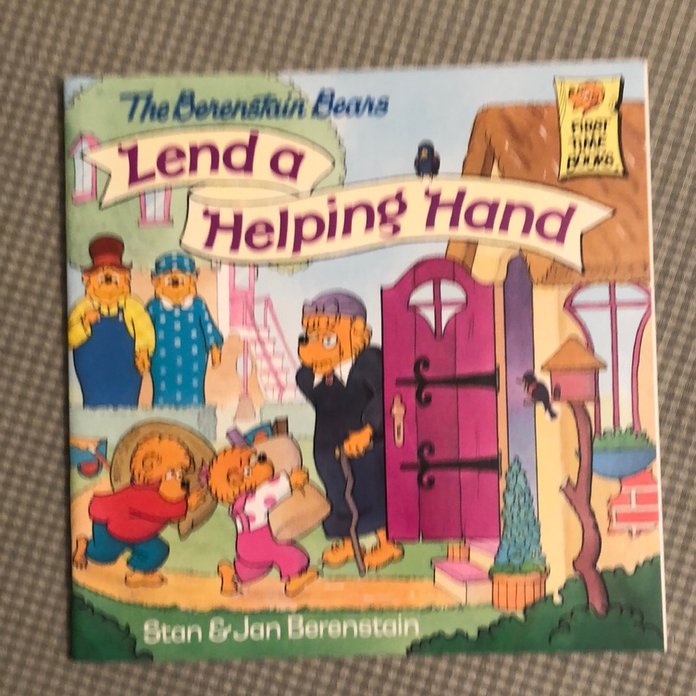 MWT BERENSTAIN BEARS LEND A HELPING HAND CHILDREN’S BOOK - #884